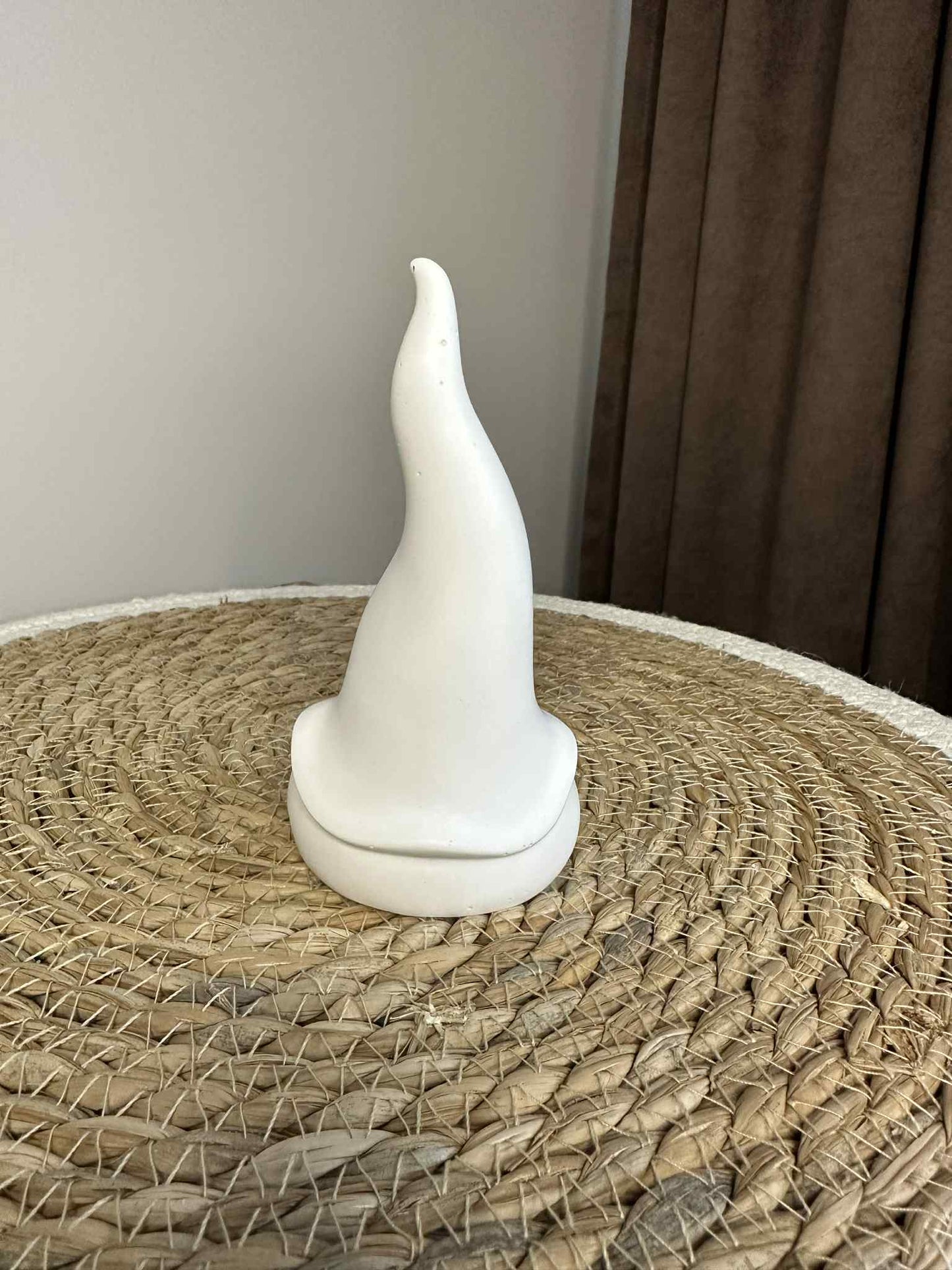 Nykštukas su didele kepure