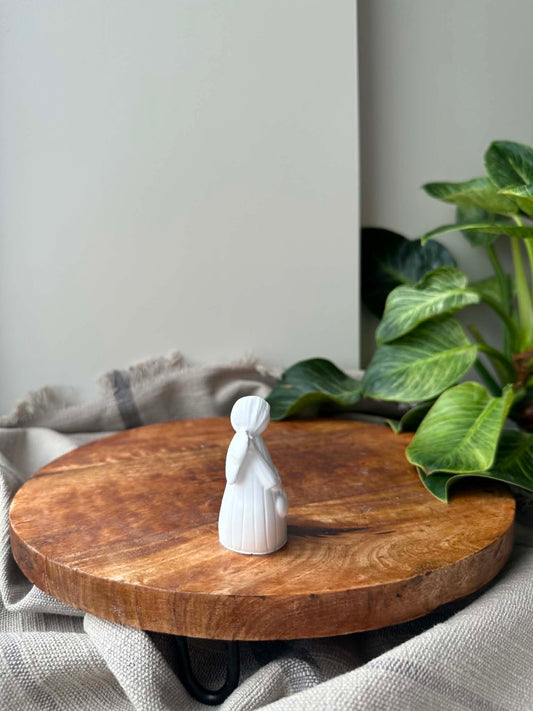 Rankų darbo Jesmonite angelo statulėlė „Širdelė“ (7 cm)