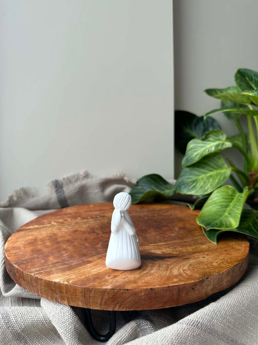 Rankų darbo Jesmonite angelo statulėlė „Žvaigždelė“ (7 cm)