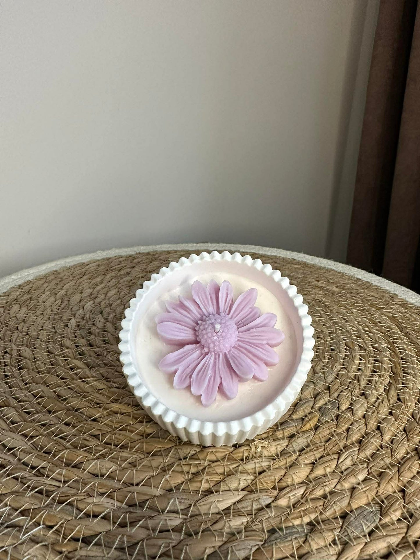 Sojų vaško žvakė su ramunėle (švelni violetinė)