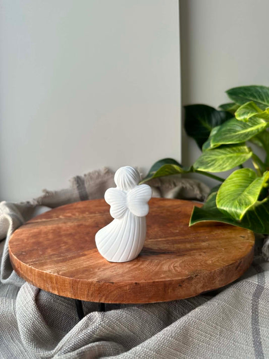 Rankų darbo Jesmonite angelo statulėlė „Širdelė“ (9 cm)