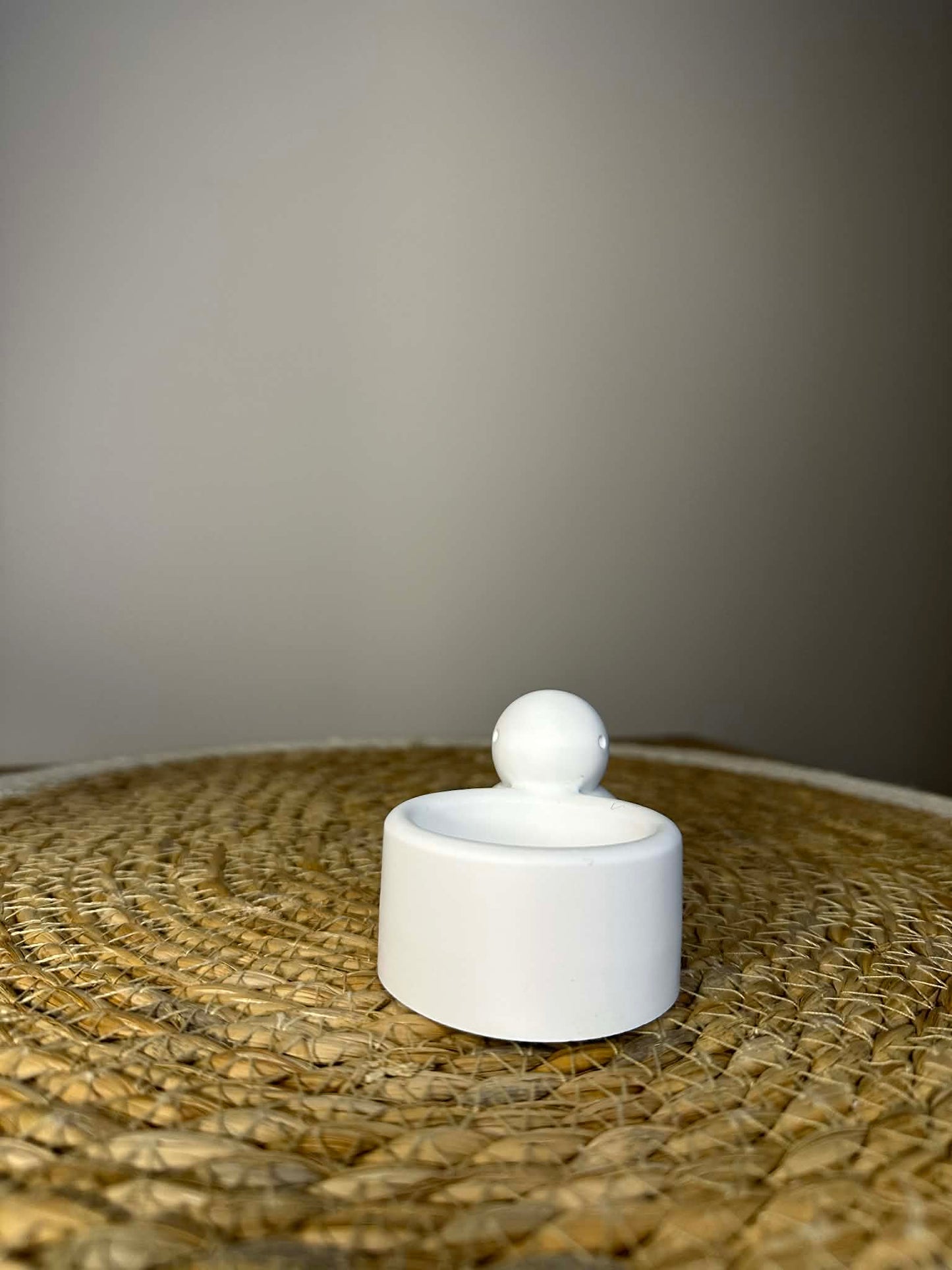 Kiškutis su vieta žvakei / kompozicijai / kiaušiniui