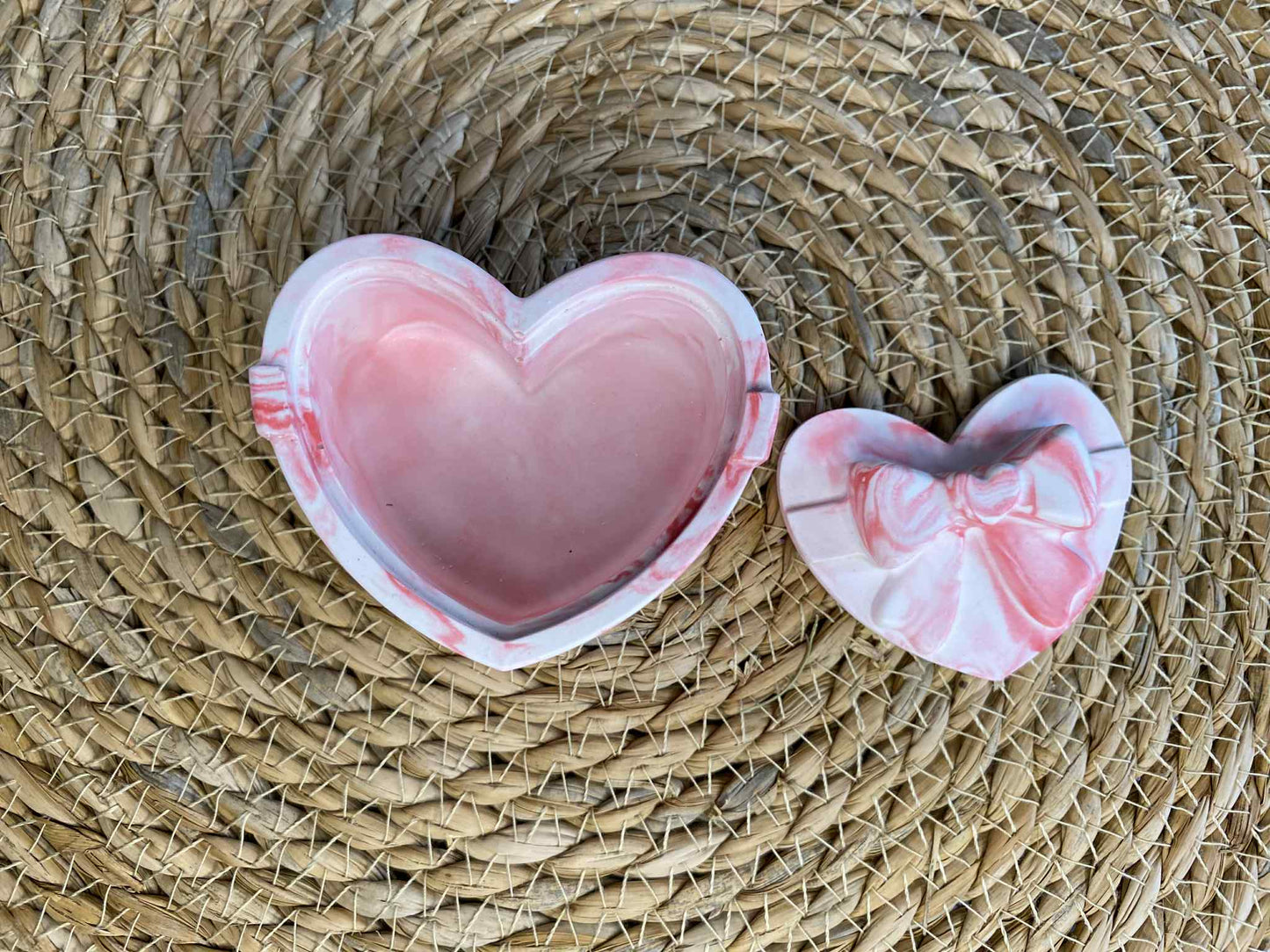 Širdelės formos dėžutė su kaspinėliu (raudona)