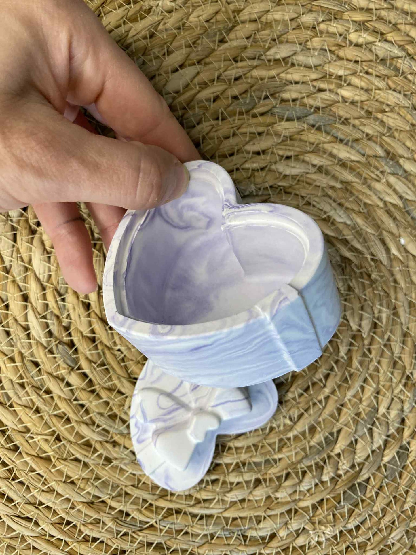 Širdelės formos dėžutė su kaspinėliu (violetinė)