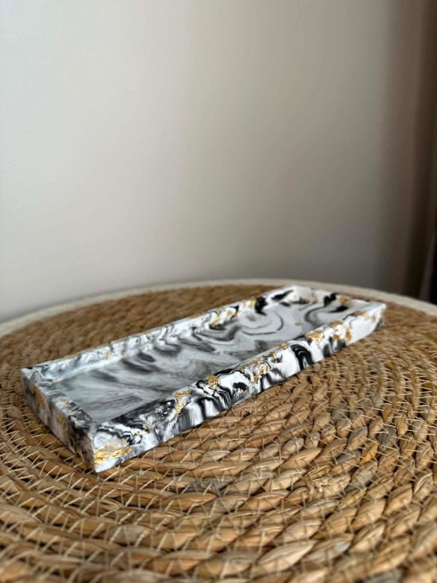 Stačiakampio formos padėkliukas (juoda/auksinė)
