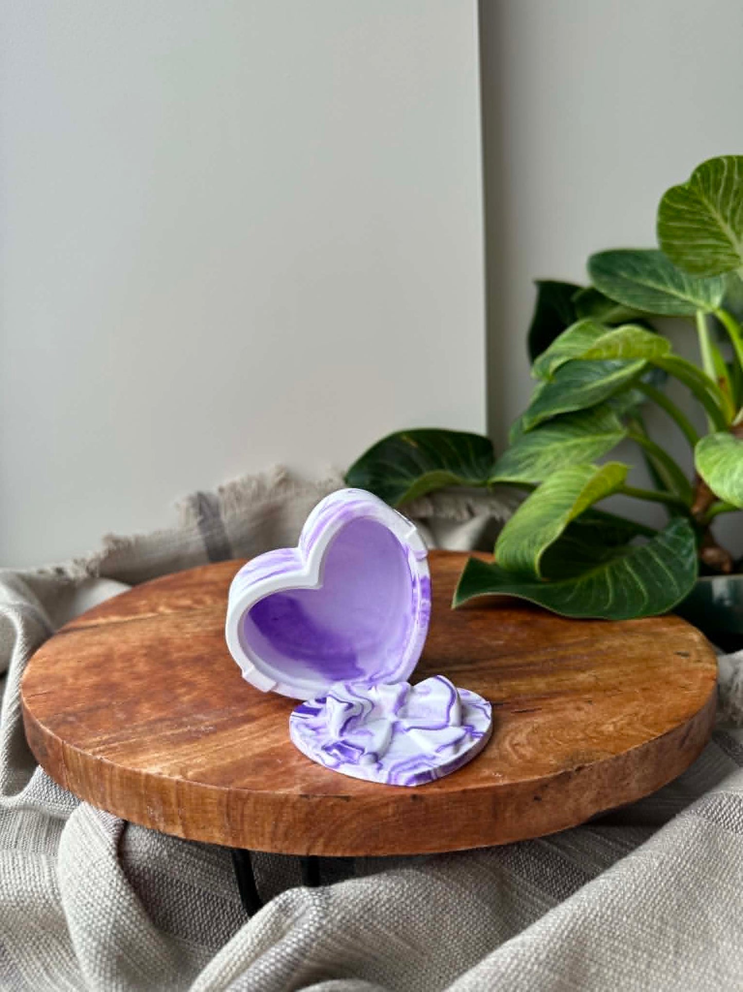 Širdelės formos dėžutė su kaspinėliu (violetinė)