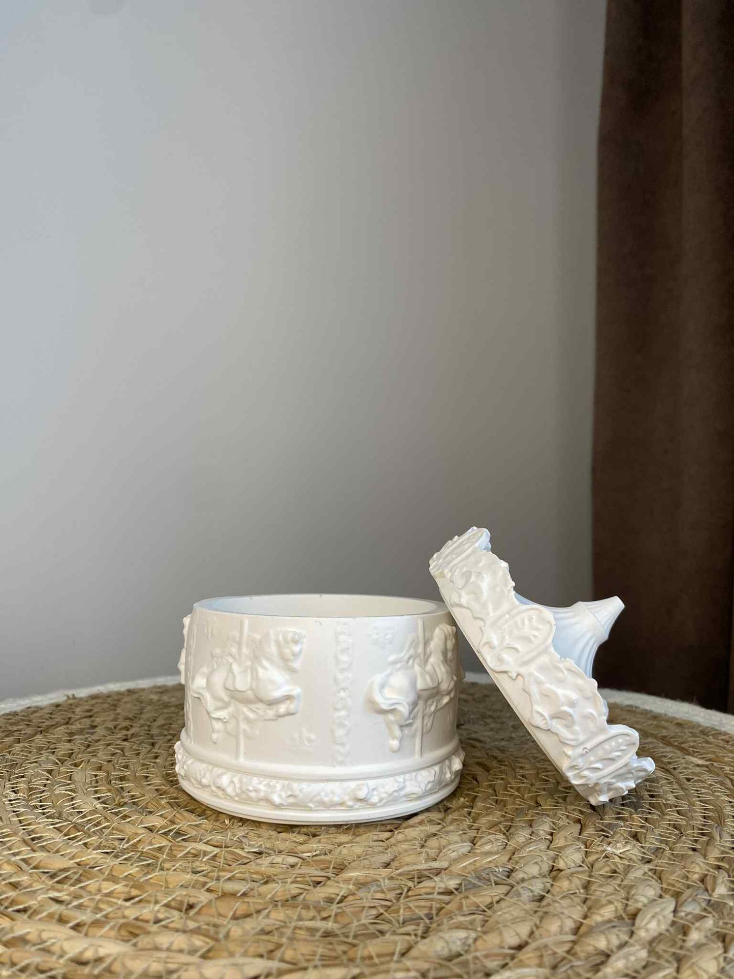 Dėžutė karuselė (balta)