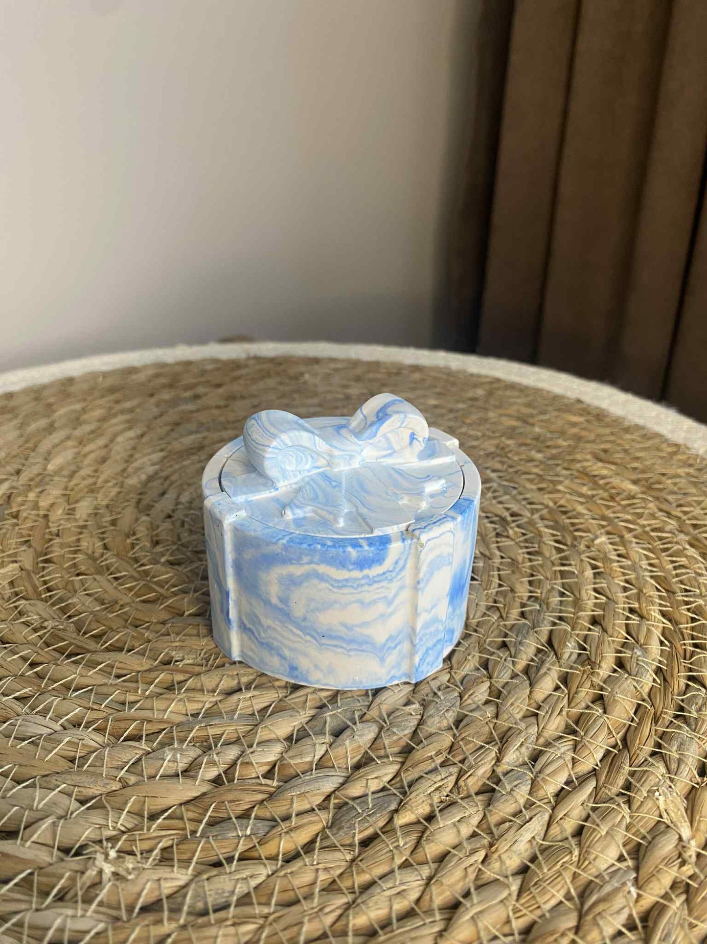 Ovali dėžutė su kaspinėliu (mėlyna)