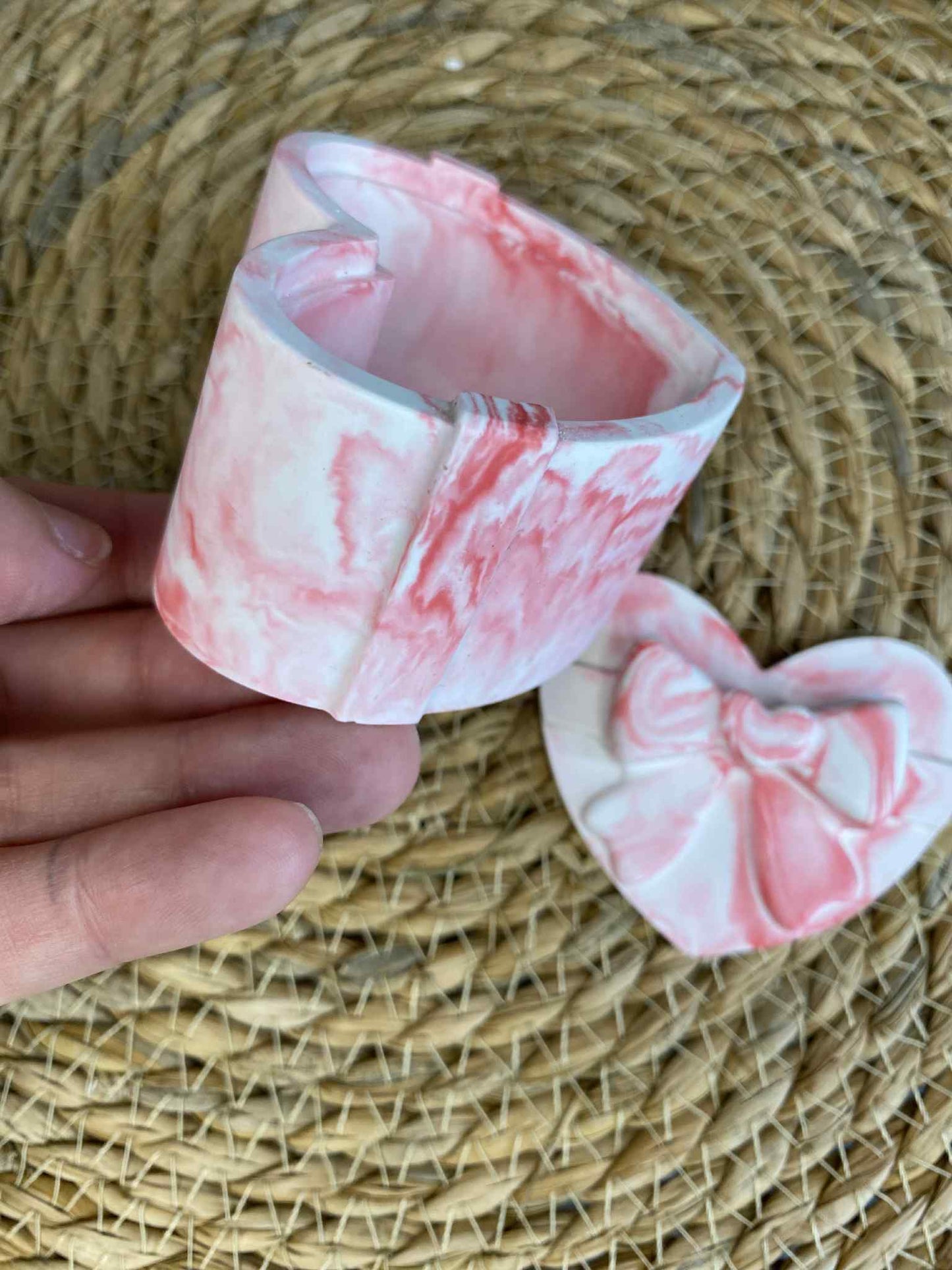 Širdelės formos dėžutė su kaspinėliu (raudona)