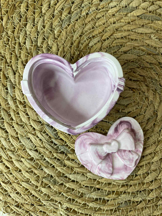 Herzförmige Schachtel mit Schleife (rosa)