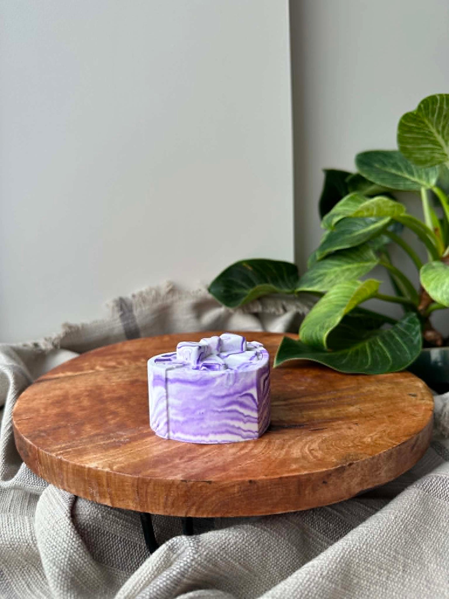 Širdelės formos dėžutė su kaspinėliu (violetinė)
