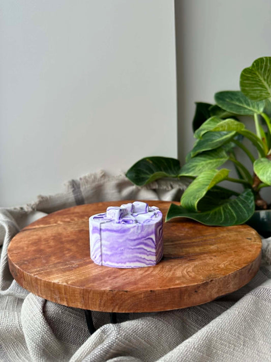 Širdelės formos dėžutė su kaspinėliu (violetinė)