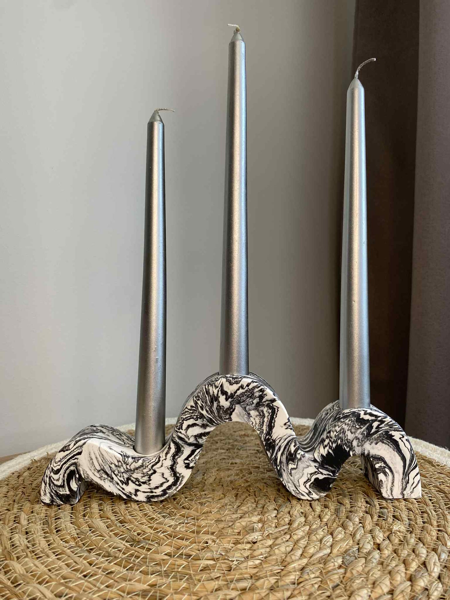 Lenkta žvakidė (juoda)