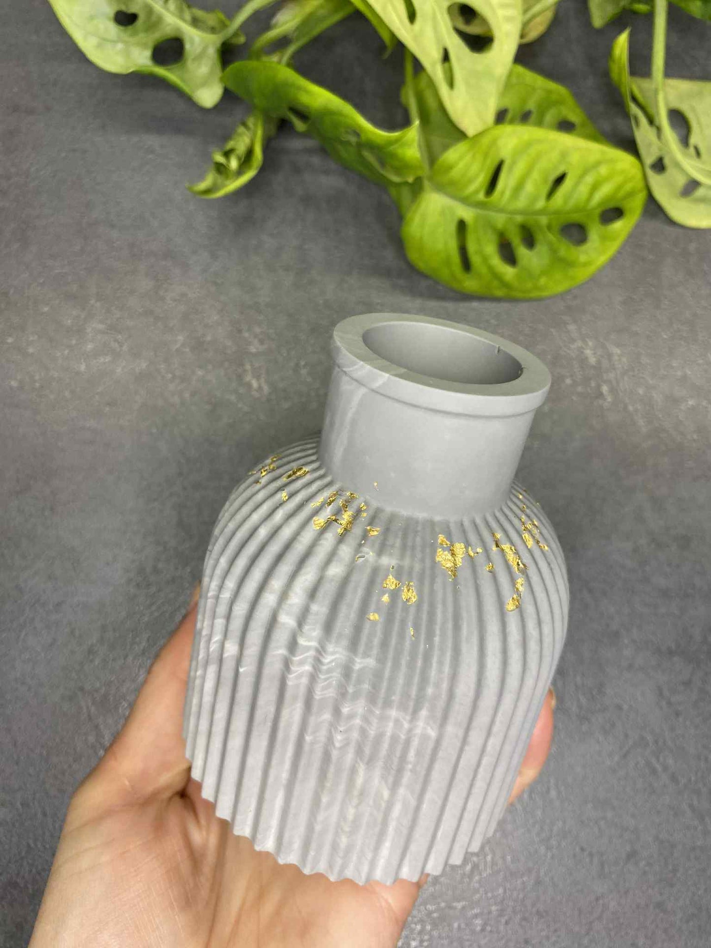 Decorative vase (gray gold)