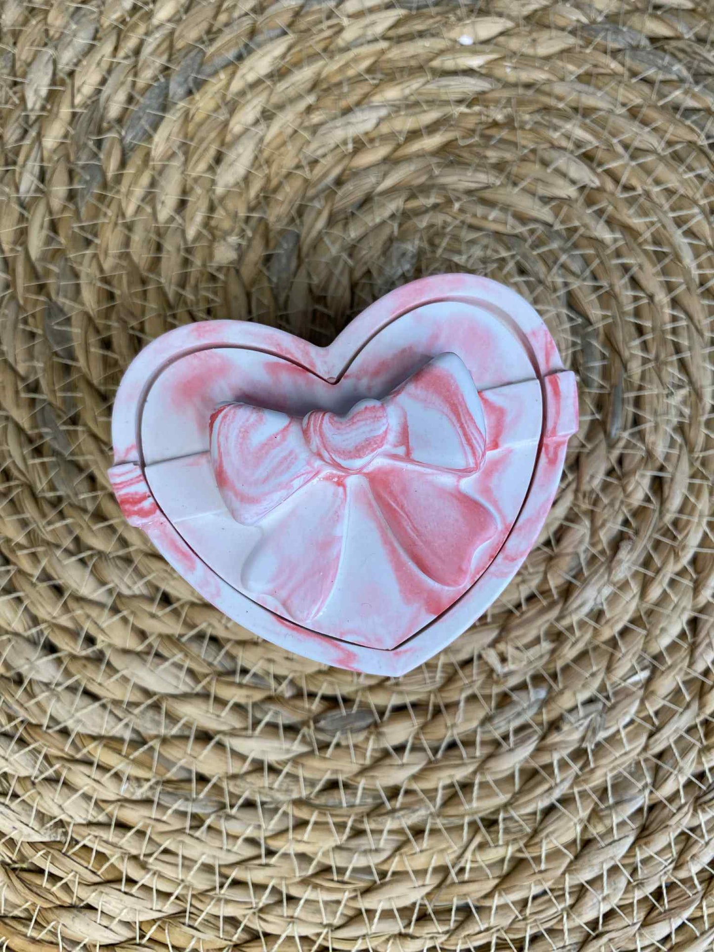 Širdelės formos dėžutė su kaspinėliu (raudona)