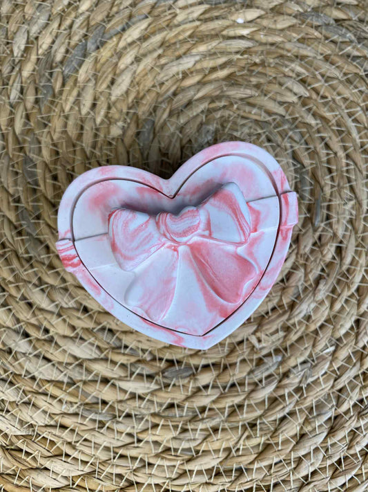 Herzförmige Schachtel mit Schleife (rot)