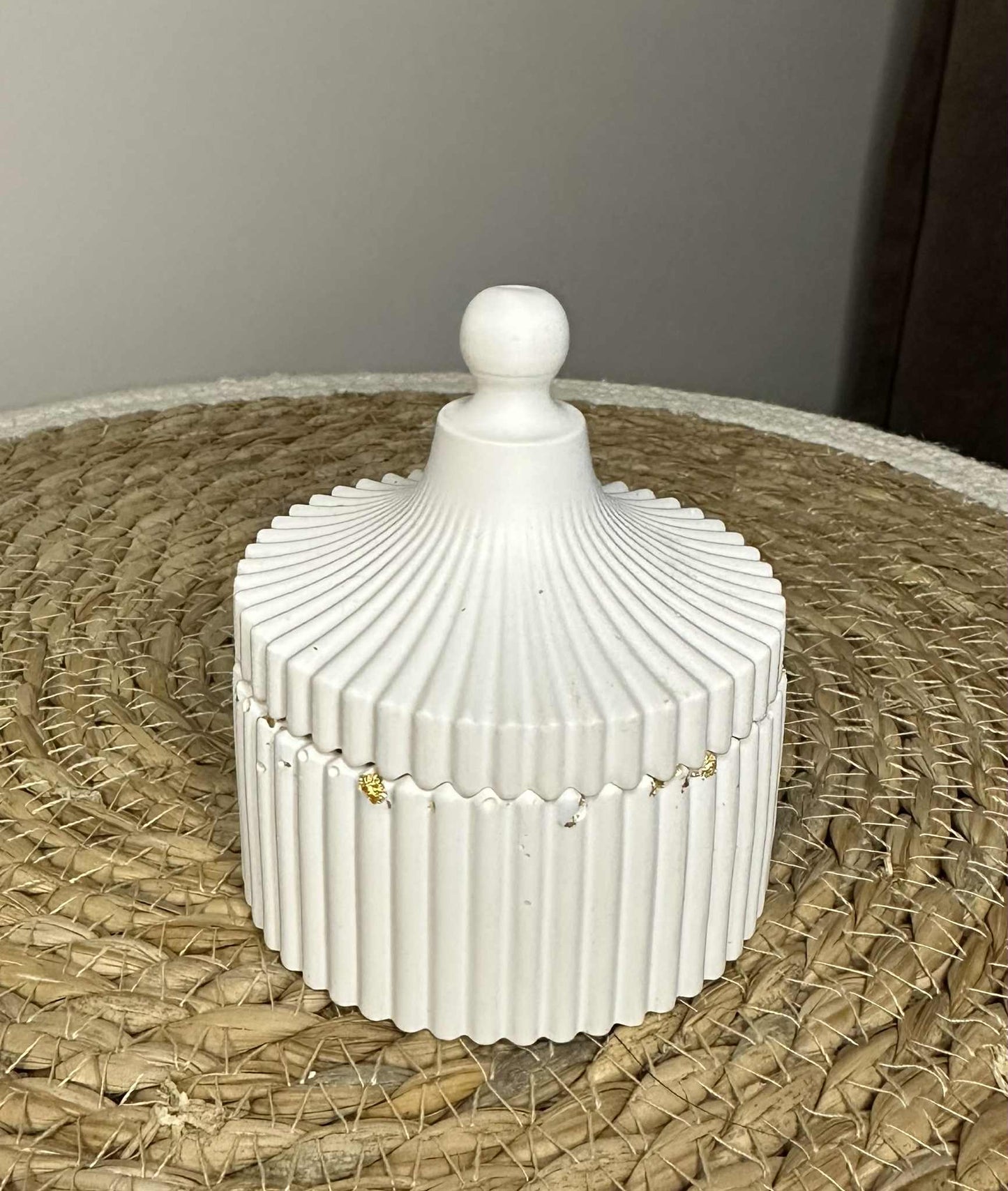 Jesmonito žvakė su dangteliu „Elegance“