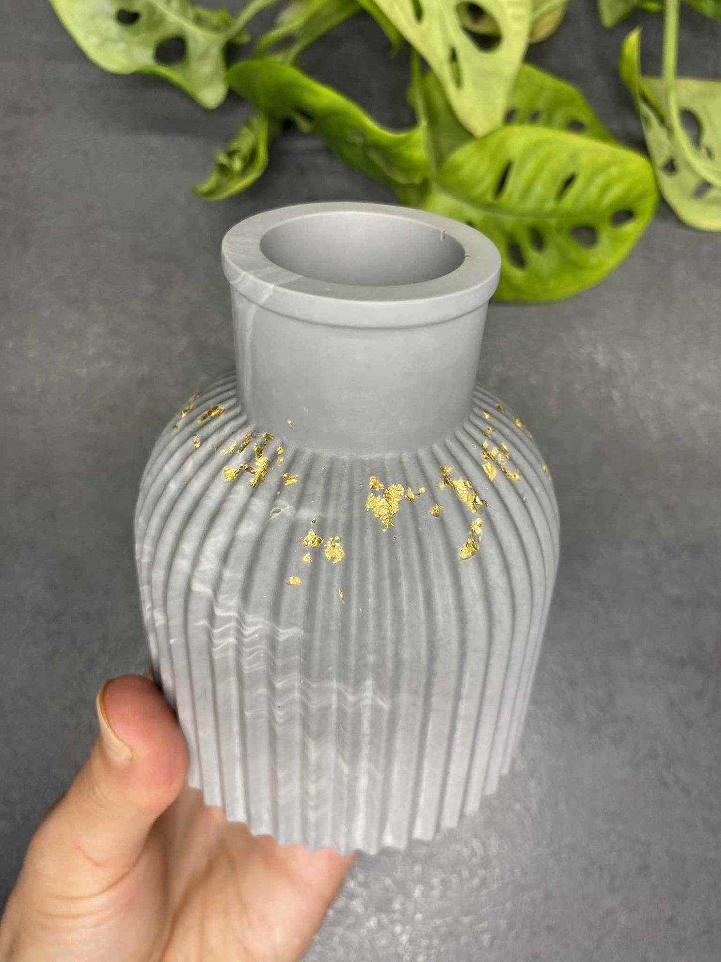 Decorative vase (gray gold)