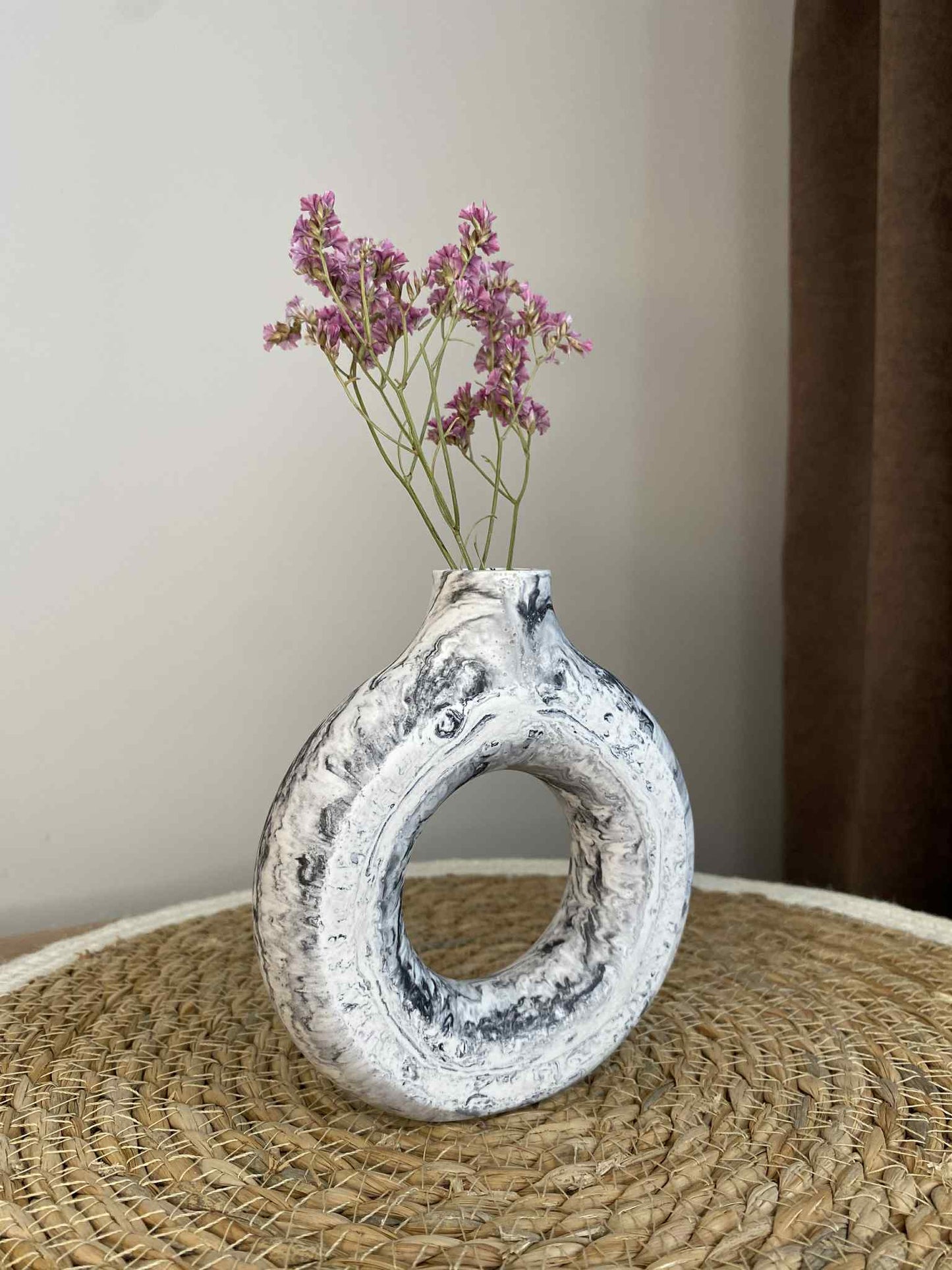 Ovali vazelė (juoda)