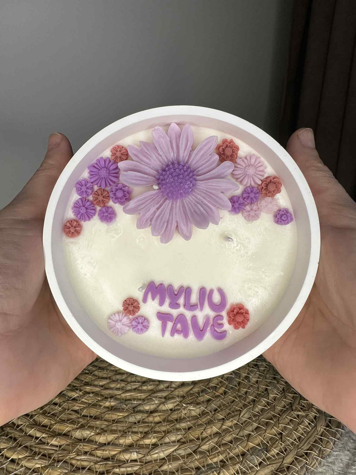 Rankų darbo žvakė „Myliu tave“ (violetinis atspalvis)