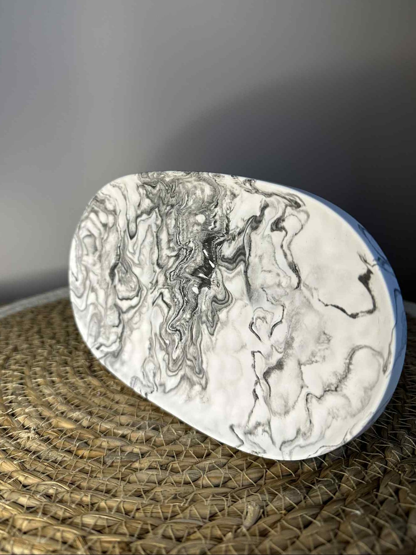 Padėkliukas bangelės (juodas marmuras)