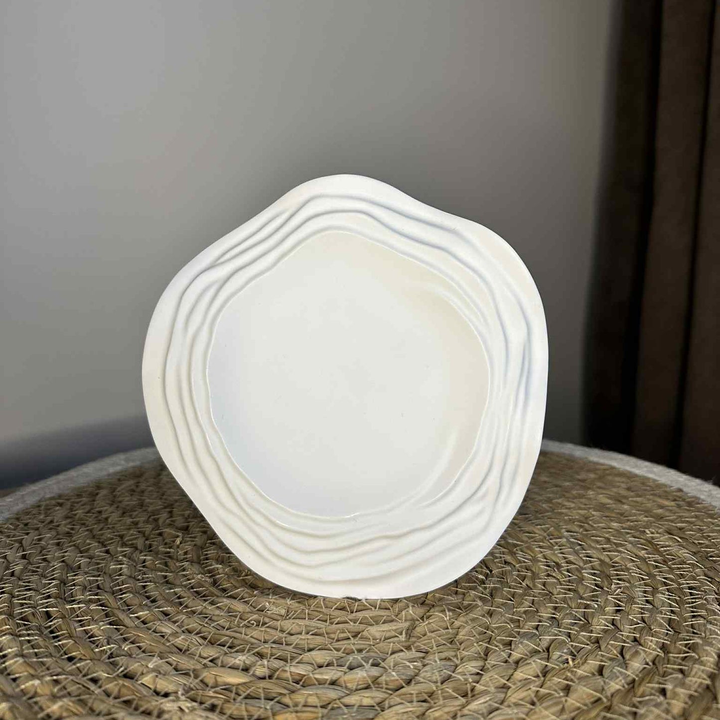 Mažesnis baltas padėkliukas "Kalnai"