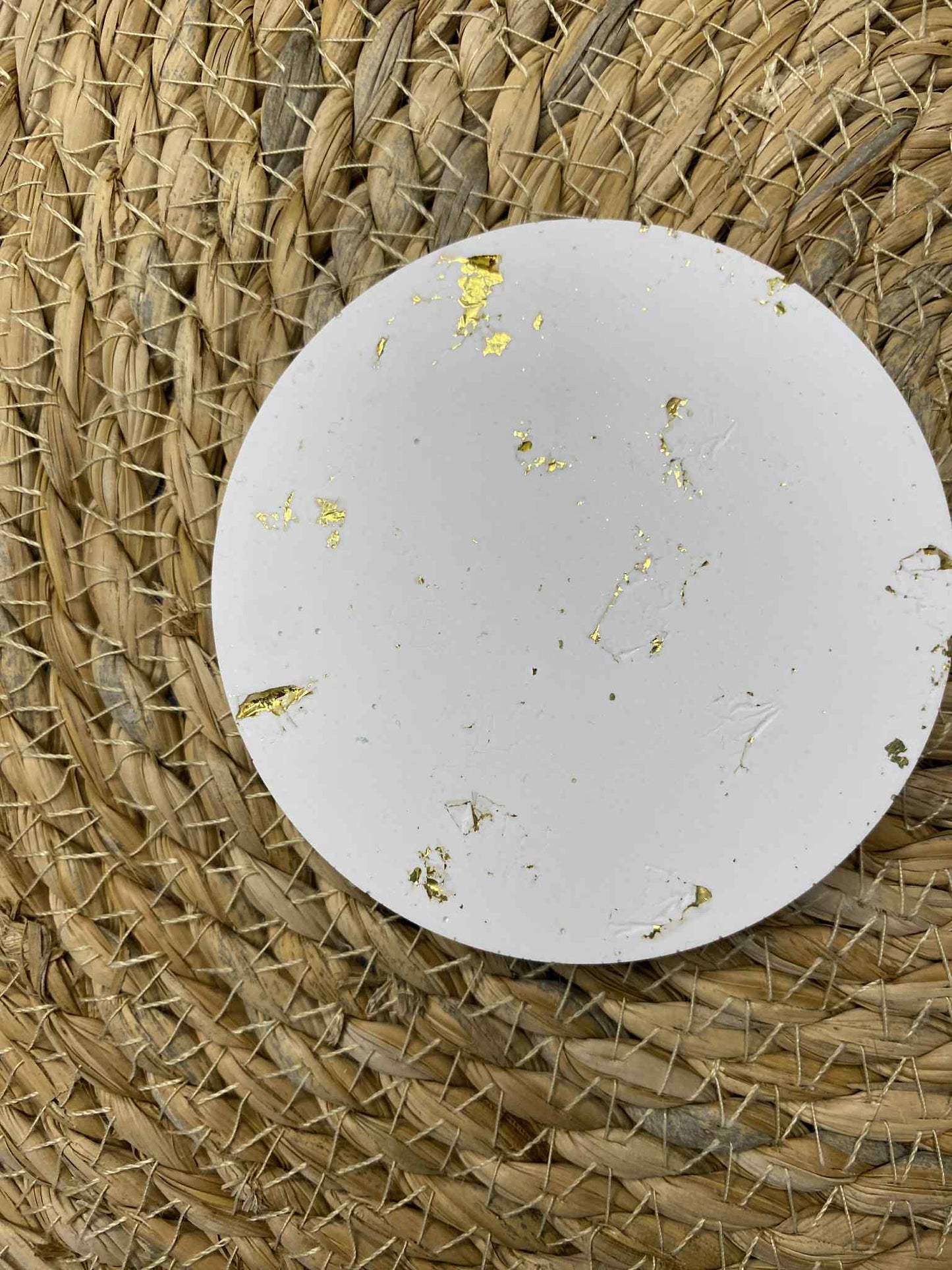 Puodelių padėkliukų rinkinys (balta/auksinė)