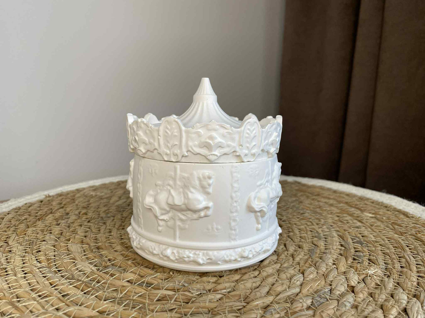 Dėžutė karuselė (balta)