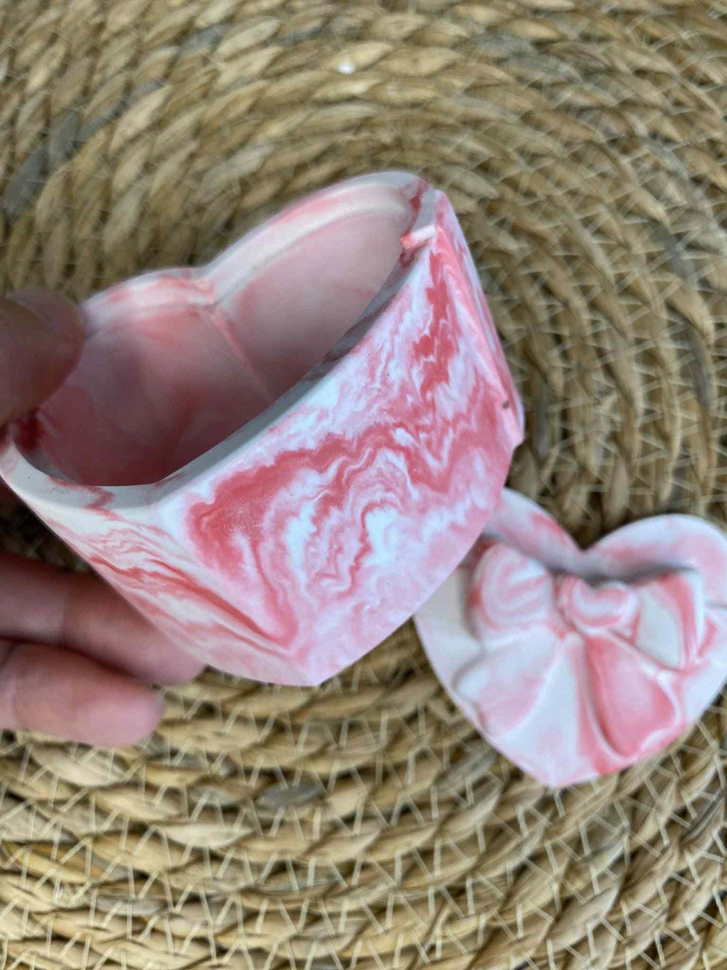 Širdelės formos dėžutė su kaspinėliu (raudona)