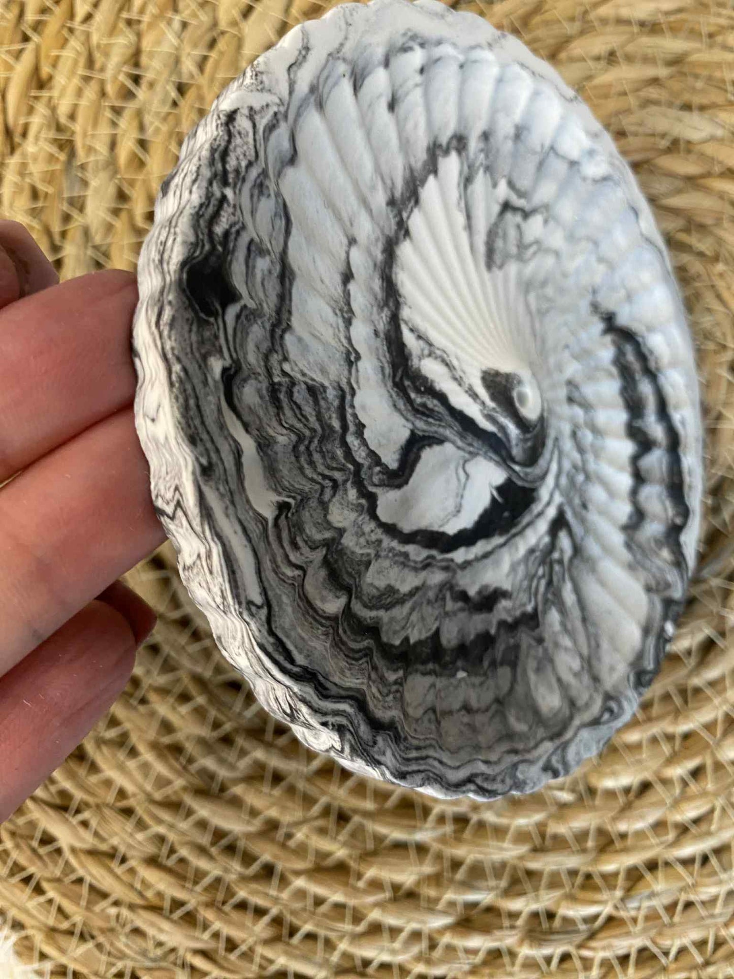 Apvali smilkalinė (juoda)