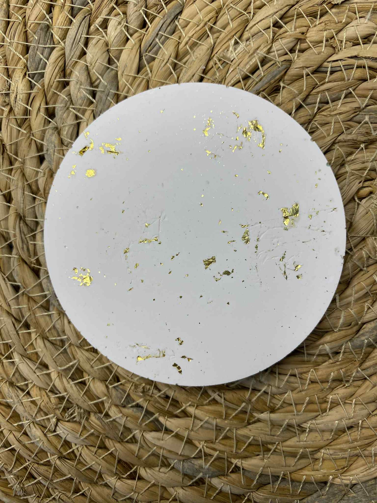 Puodelių padėkliukų rinkinys (balta/auksinė)