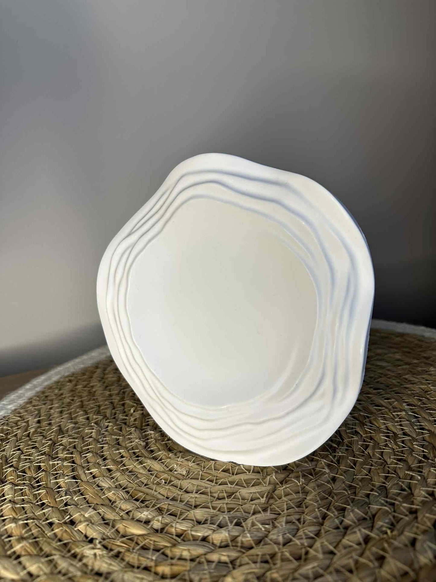 Mažesnis baltas padėkliukas "Kalnai"