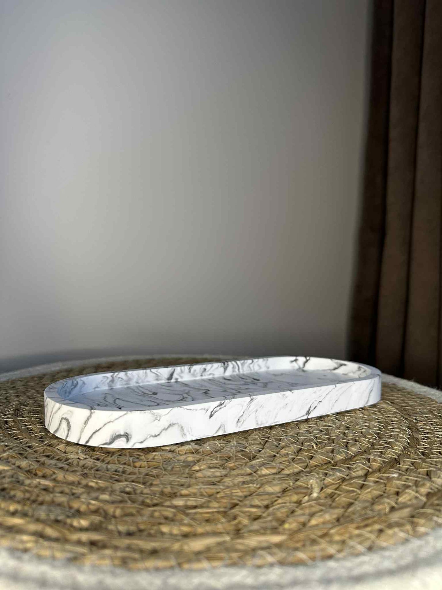 Ilgas padėkliukas (juodas marmuras)