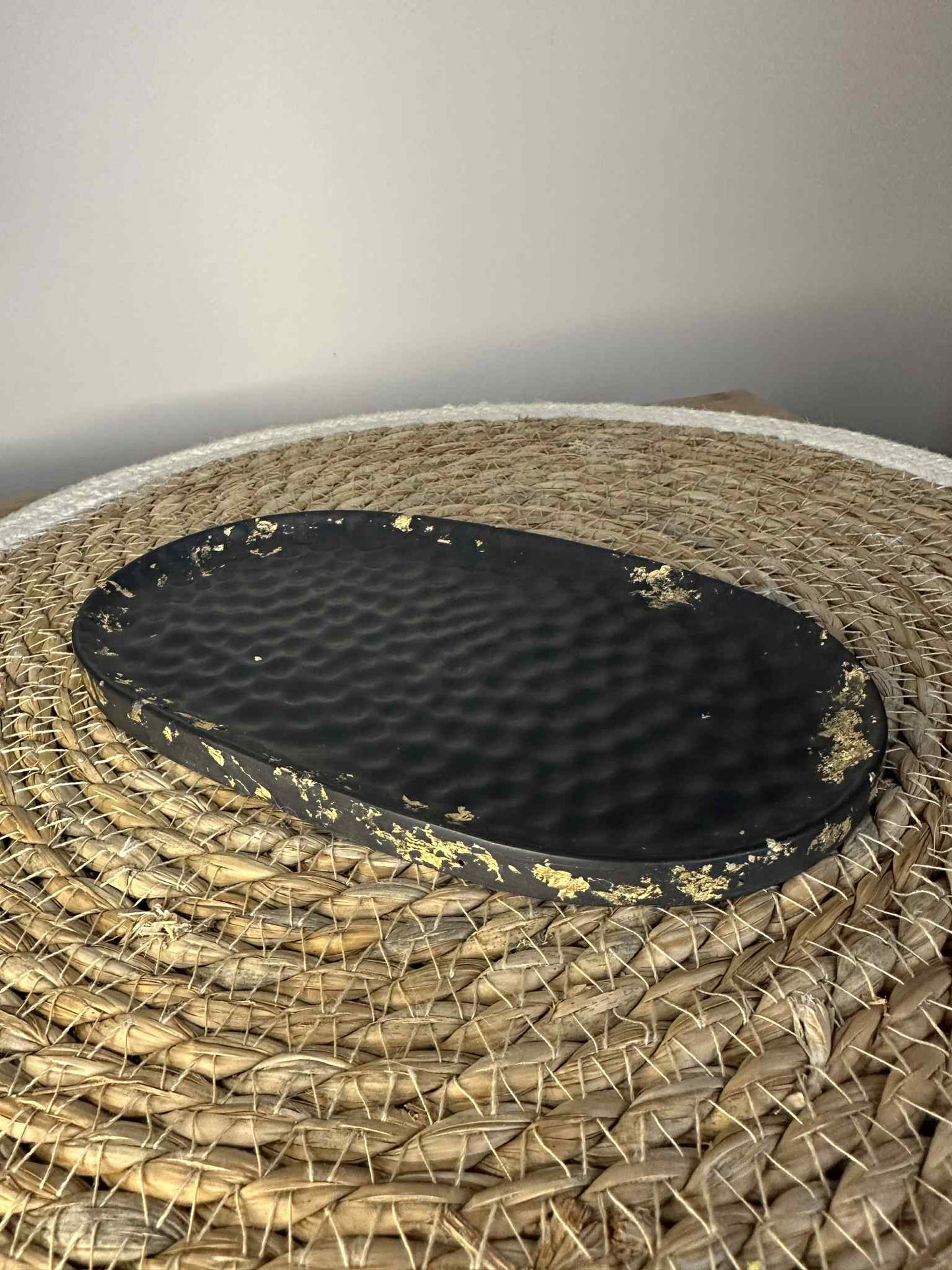 Padėkliukas bangelės (juoda/auksinė)