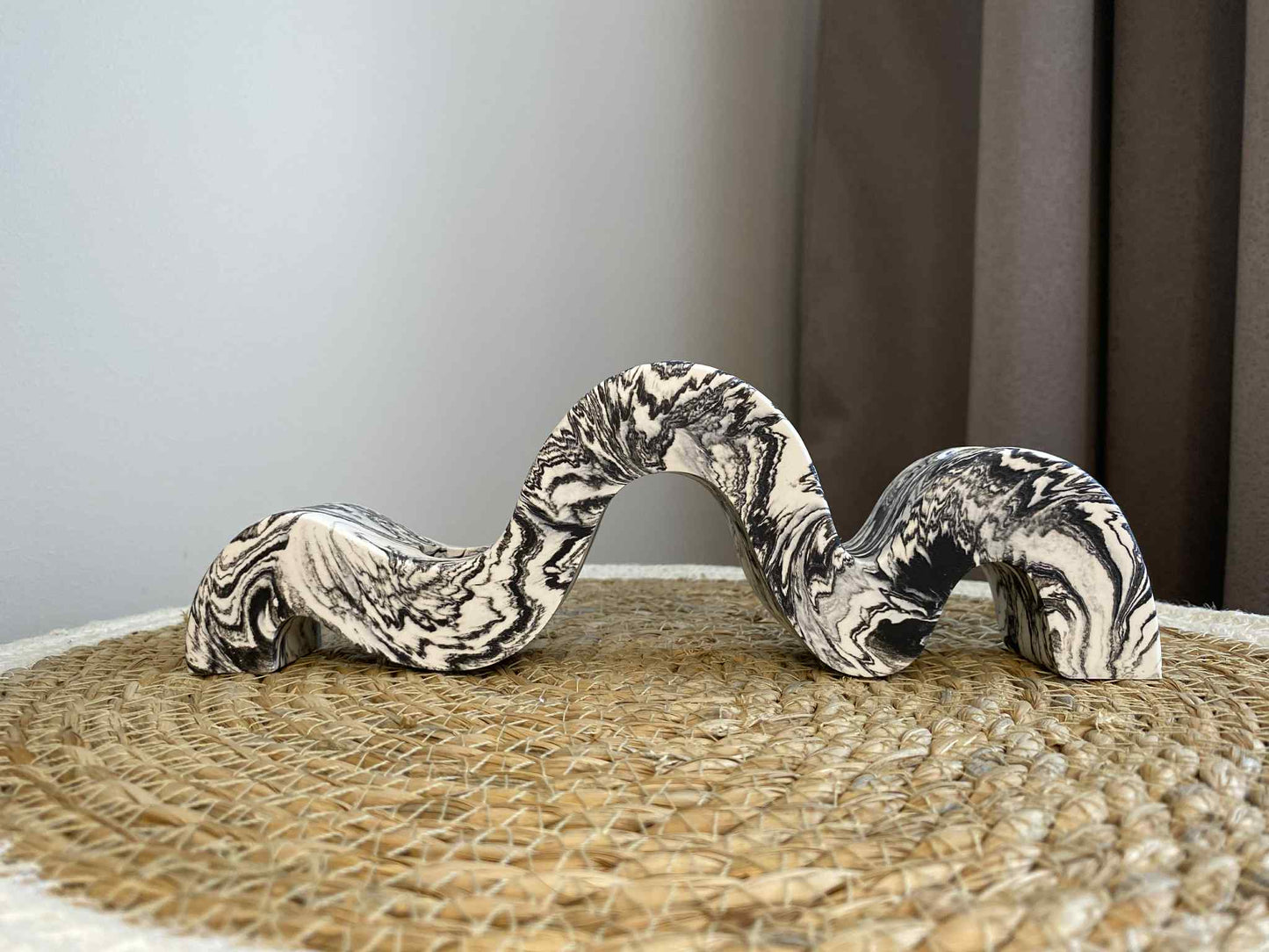 Lenkta žvakidė (juoda)