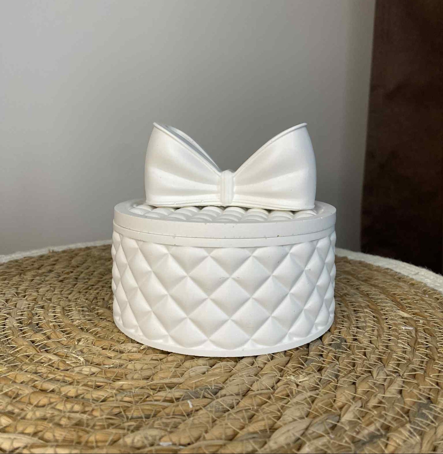 Dėžutė su kaspinėliu (balta)