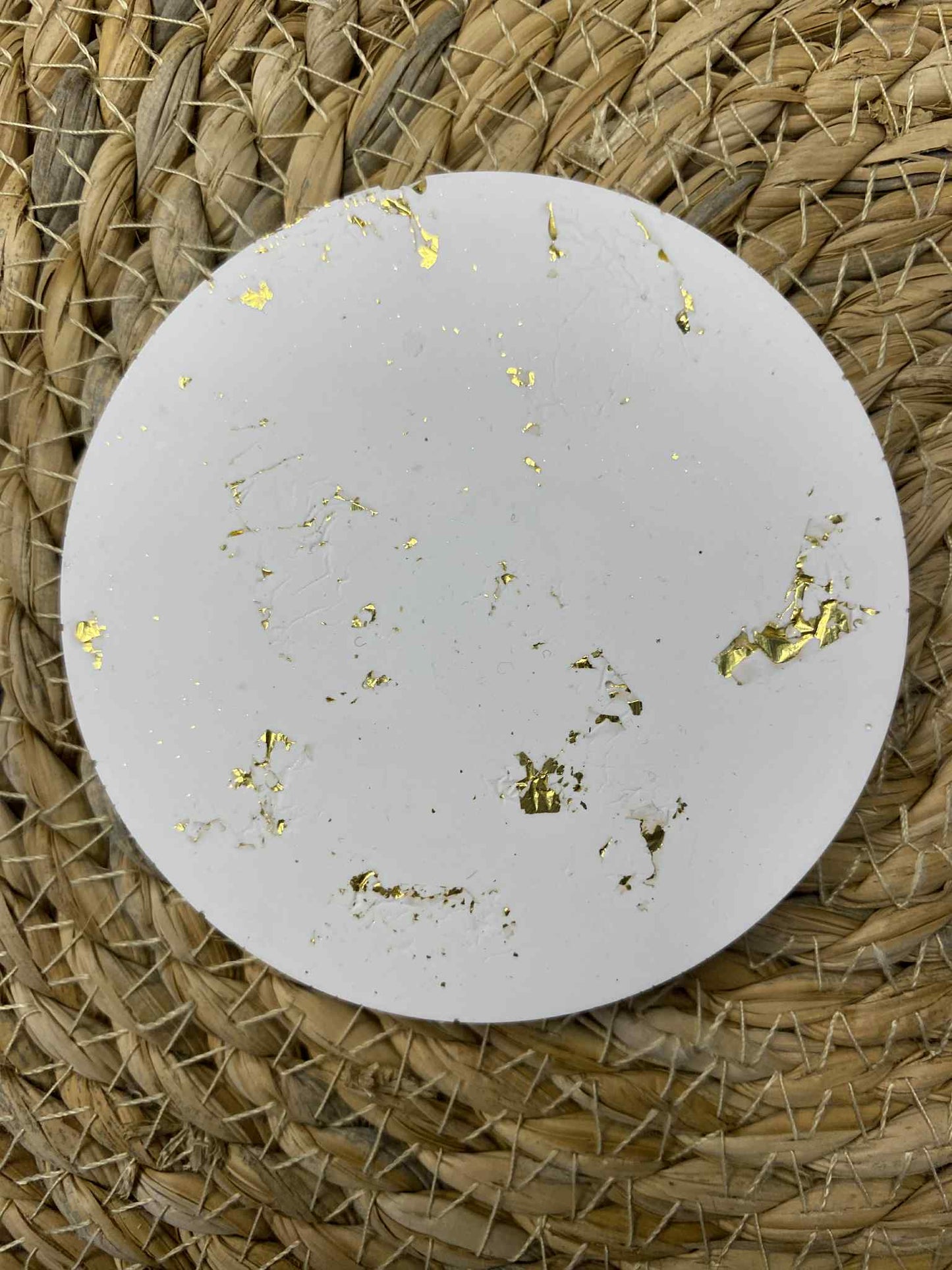 Puodelių padėkliukų rinkinys (balta/auksinė)