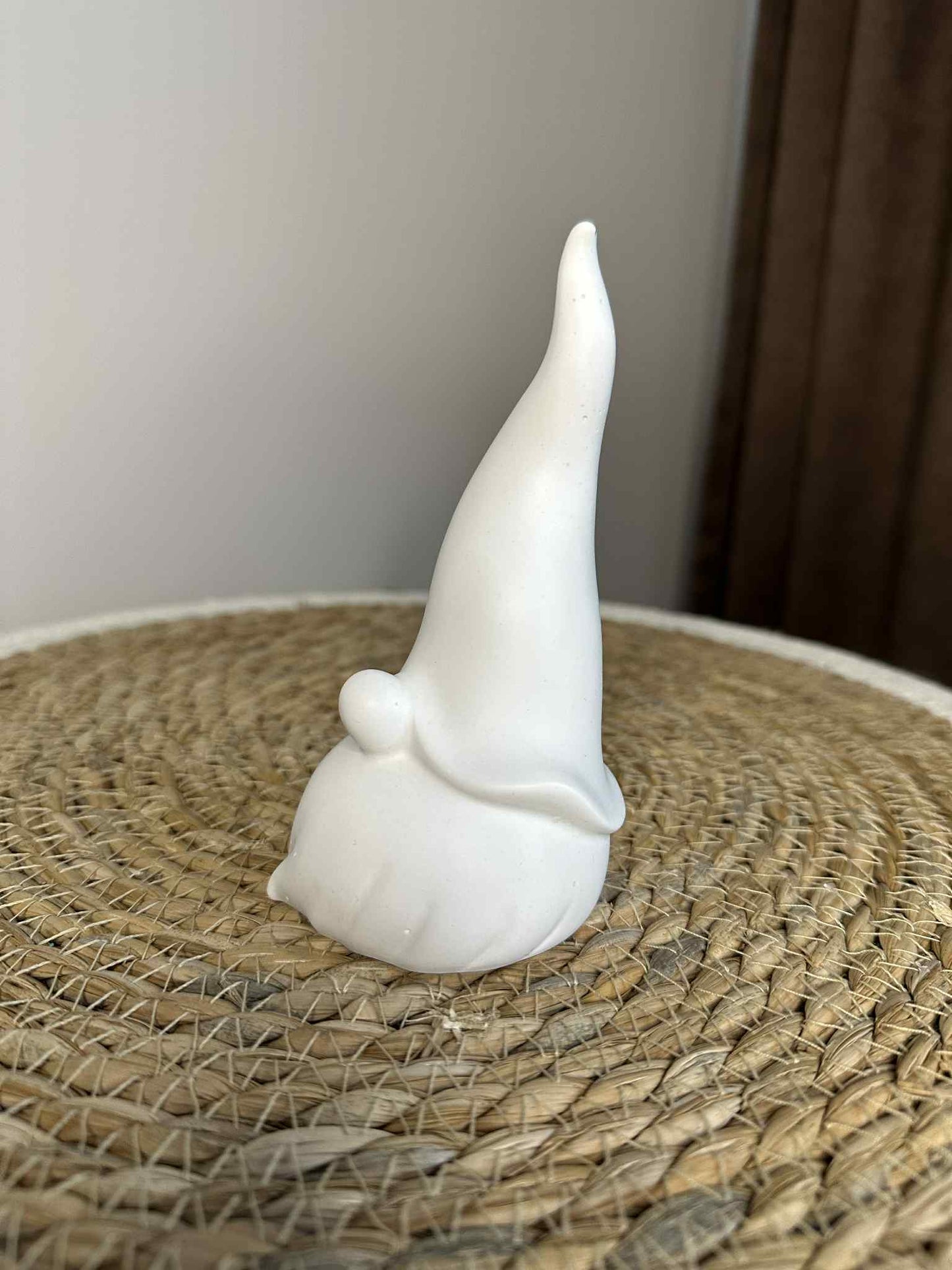 Nykštukas su didele kepure