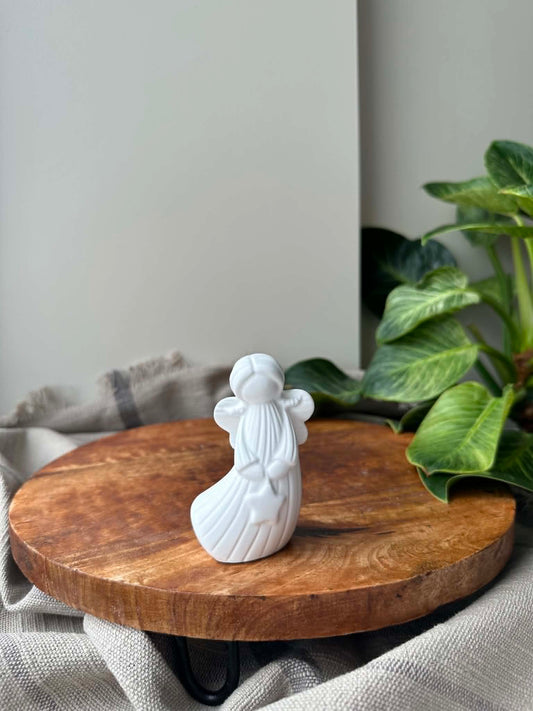 Rankų darbo Jesmonite angelo statulėlė „Žvaigždelė“ (9 cm)