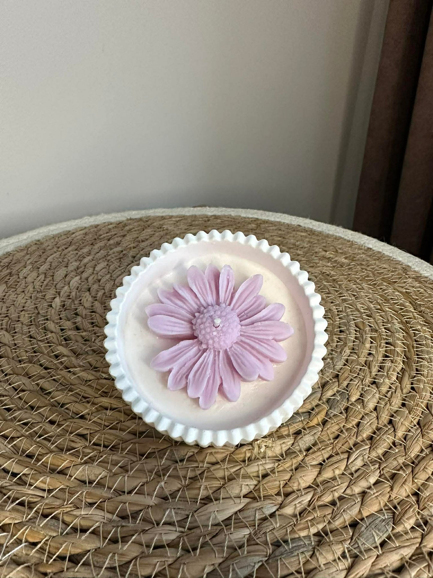 Sojawachskerze mit Kamille (zartes Lila)