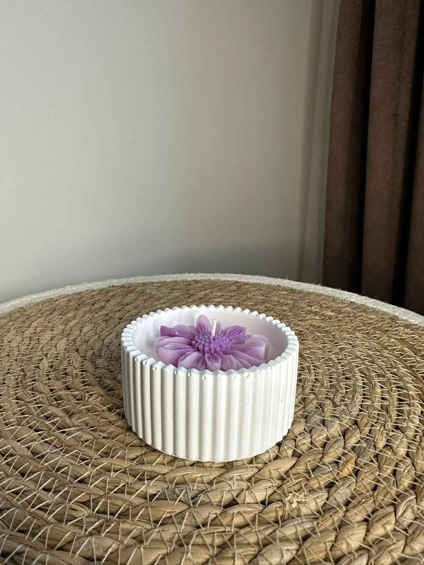 Sojų vaško žvakė su ramunėle (violetinė)