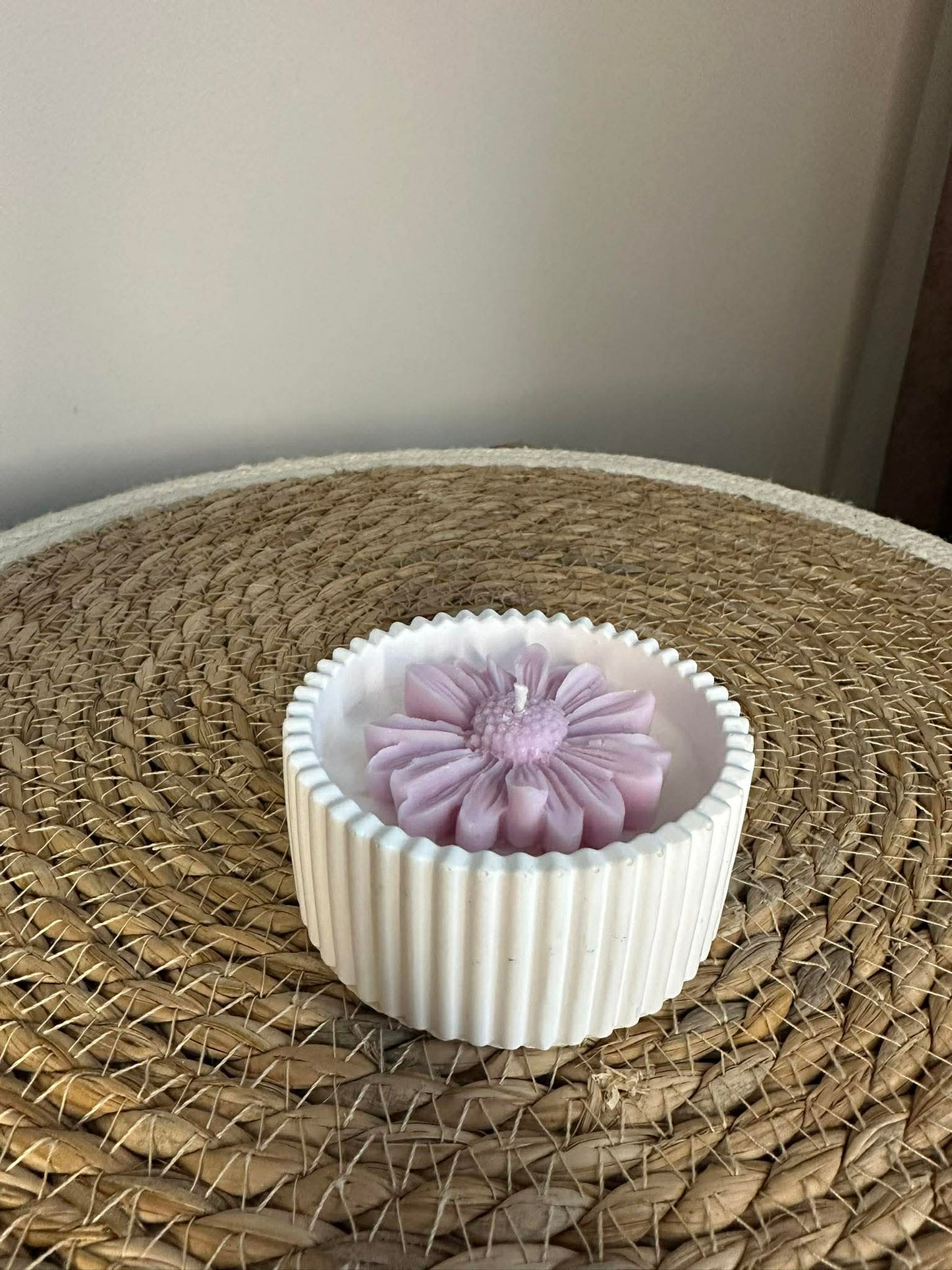 Sojawachskerze mit Kamille (zartes Lila)