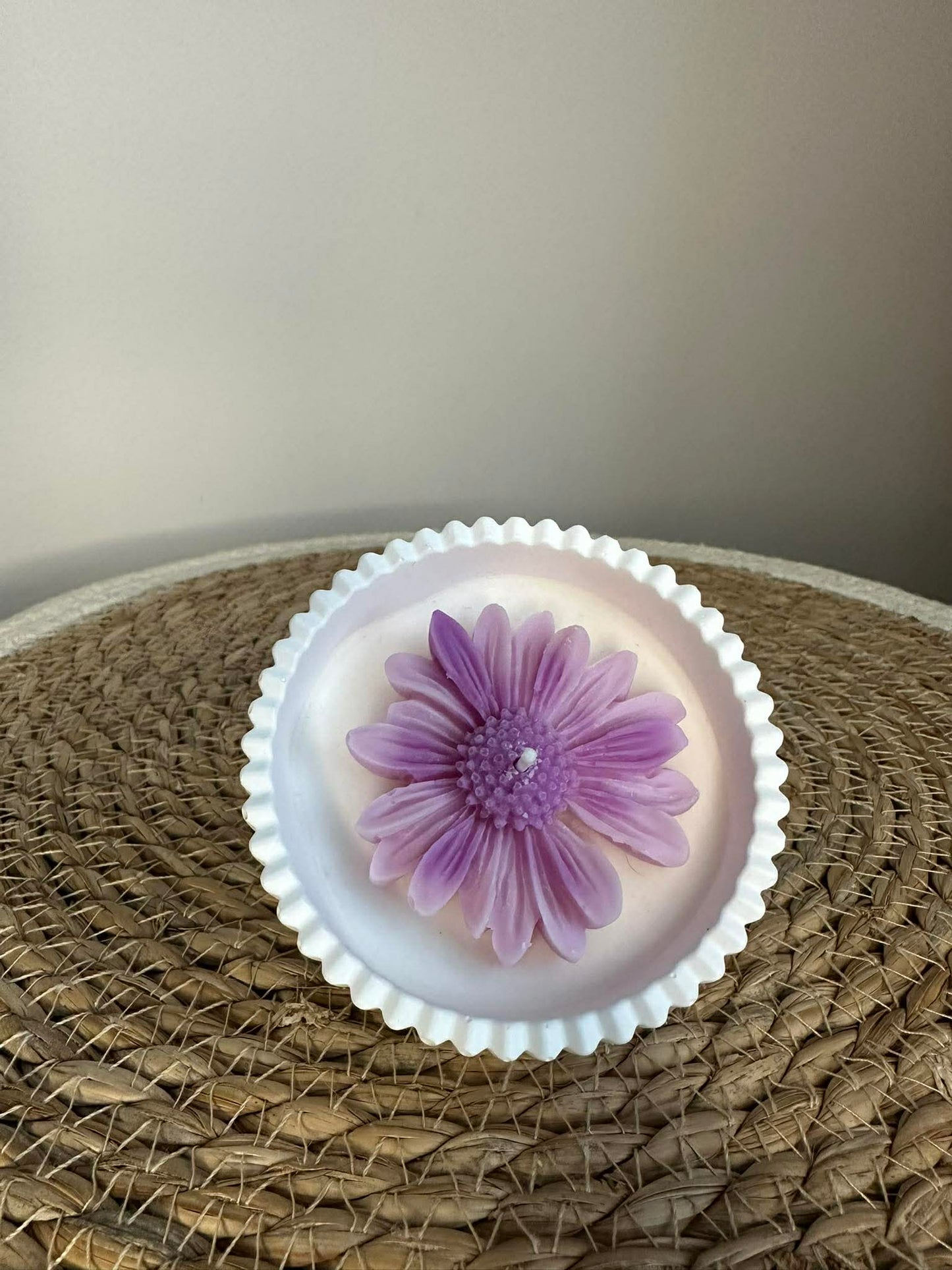 Sojų vaško žvakė su ramunėle (violetinė)