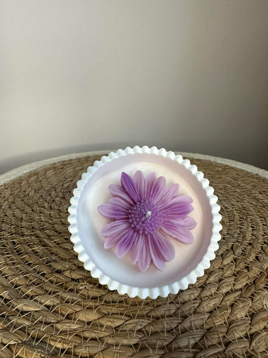 Sojų vaško žvakė su ramunėle (violetinė)