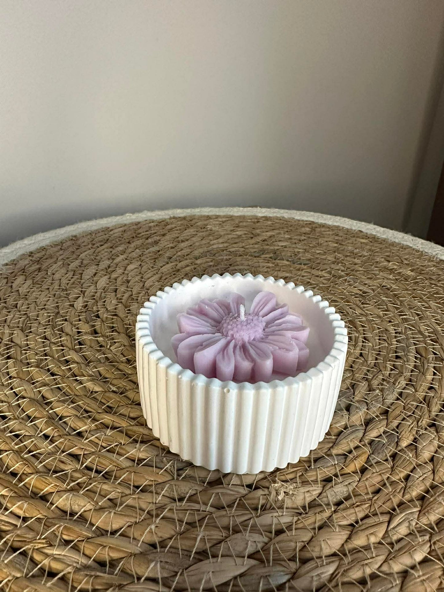 Sojawachskerze mit Kamille (zartes Lila)