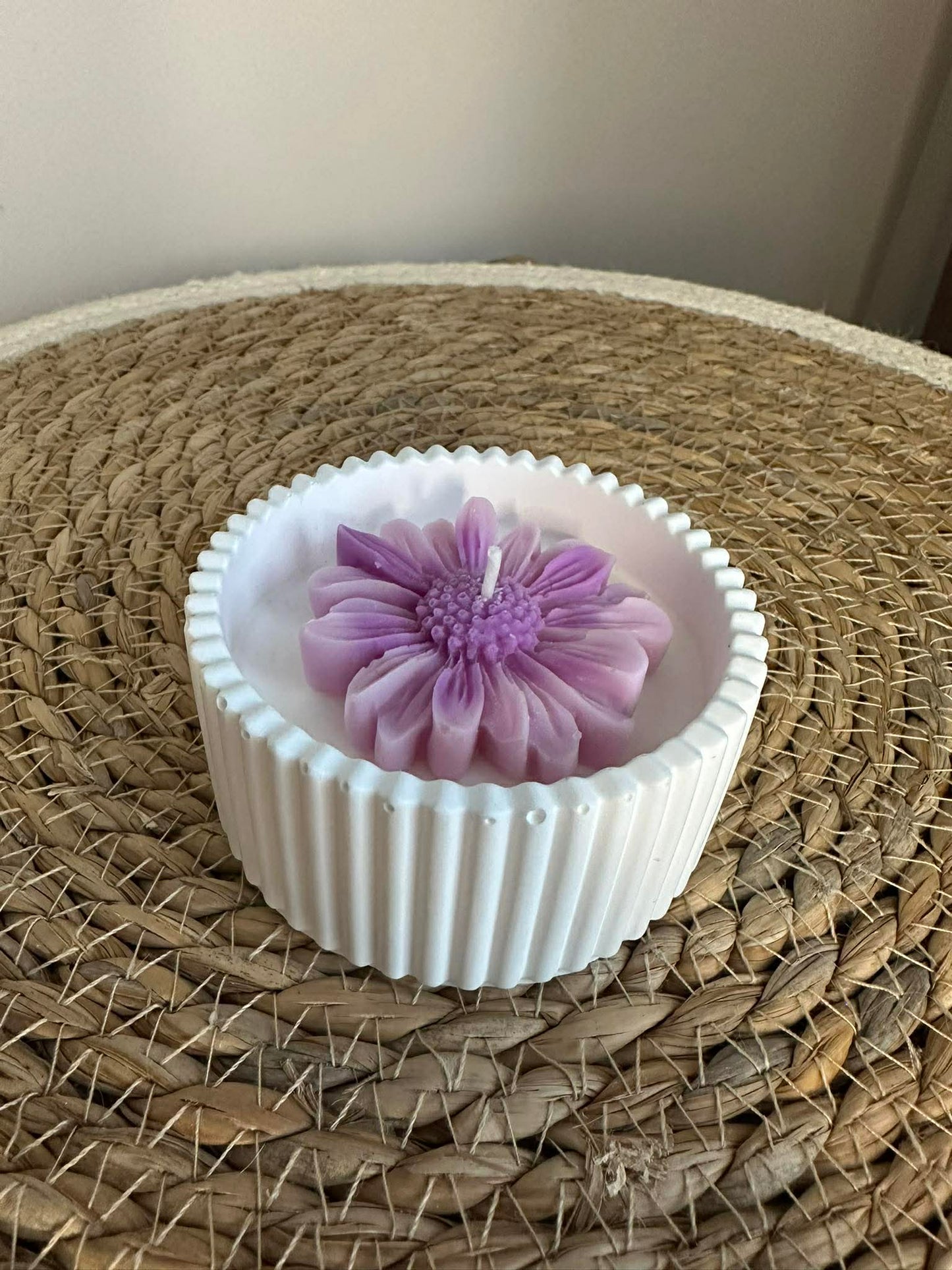 Sojų vaško žvakė su ramunėle (violetinė)