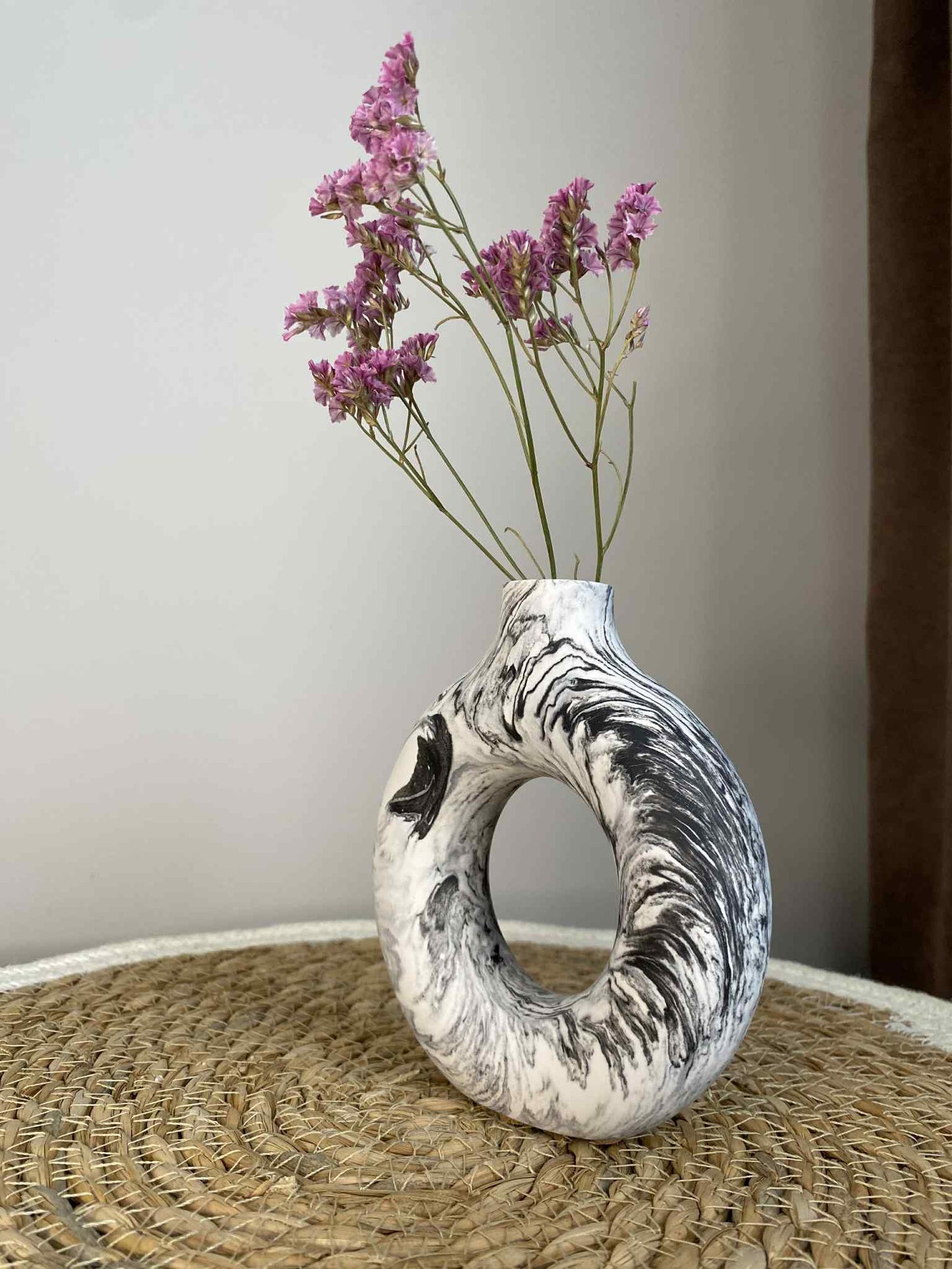 Ovali vazelė (juoda)