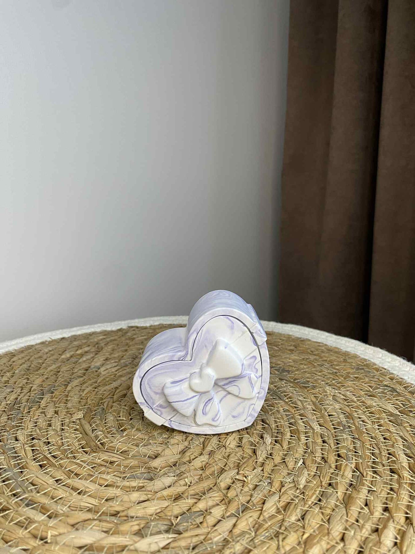 Širdelės formos dėžutė su kaspinėliu (violetinė)