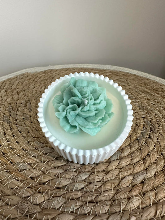 Sojų vaško žvakė su bijūno žiedu (žalia)