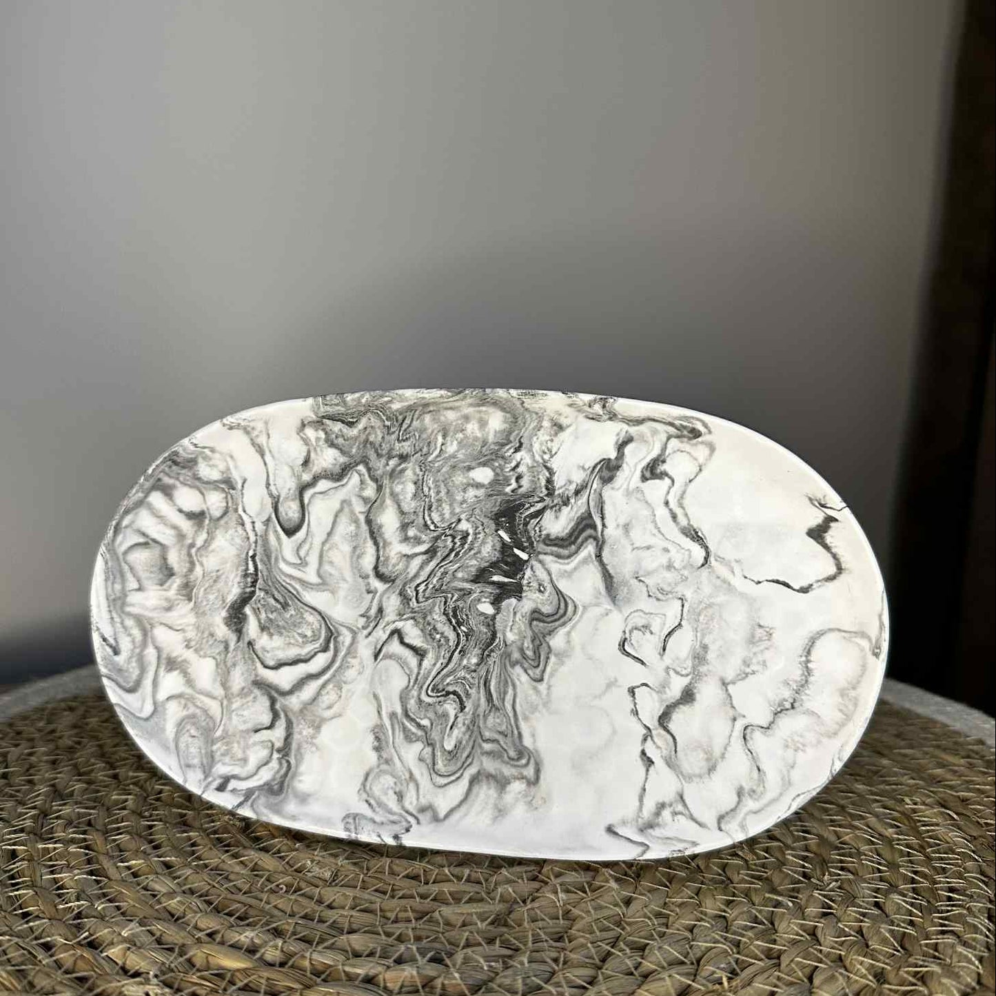 Padėkliukas bangelės (juodas marmuras)